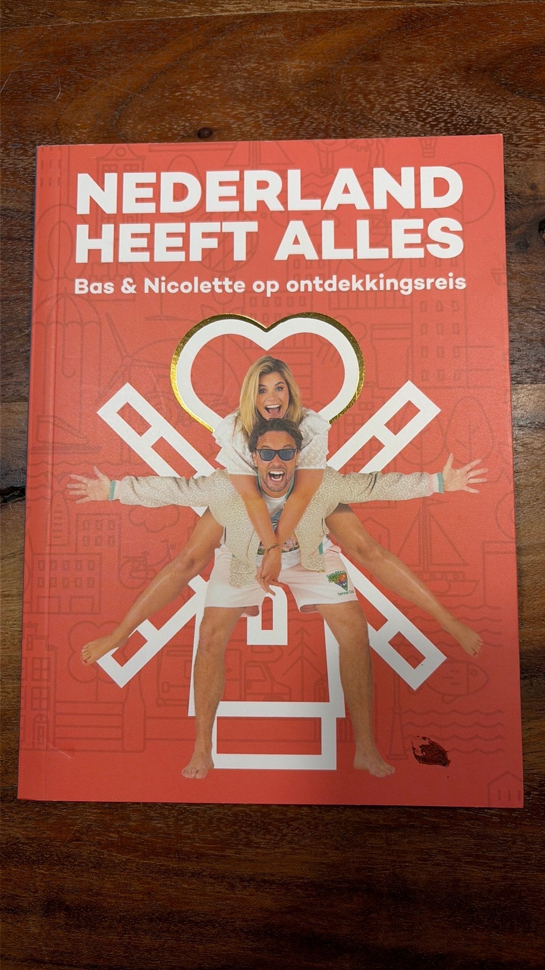 Nicolette van Dam - Nederland heeft Alles, Overige merken, Fiets- of Wandelgids, Zo goed als nieuw, Benelux