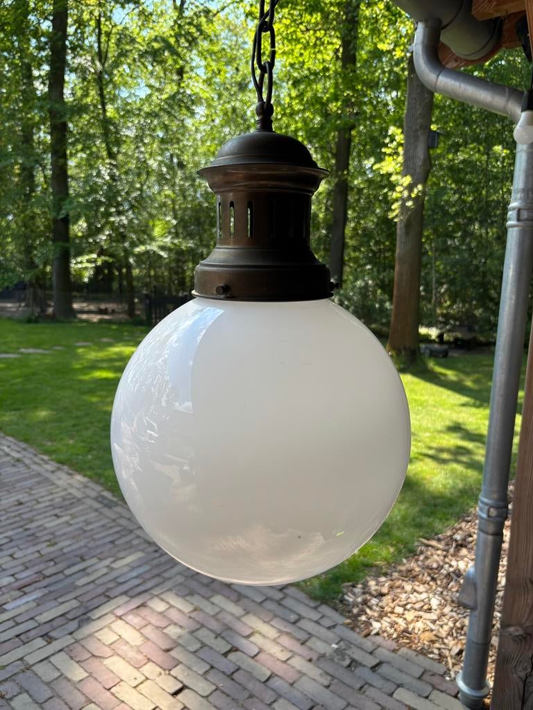 Vintage bolvormige hanglamp melkglas - messing (klein), Ophalen, Gebruikt