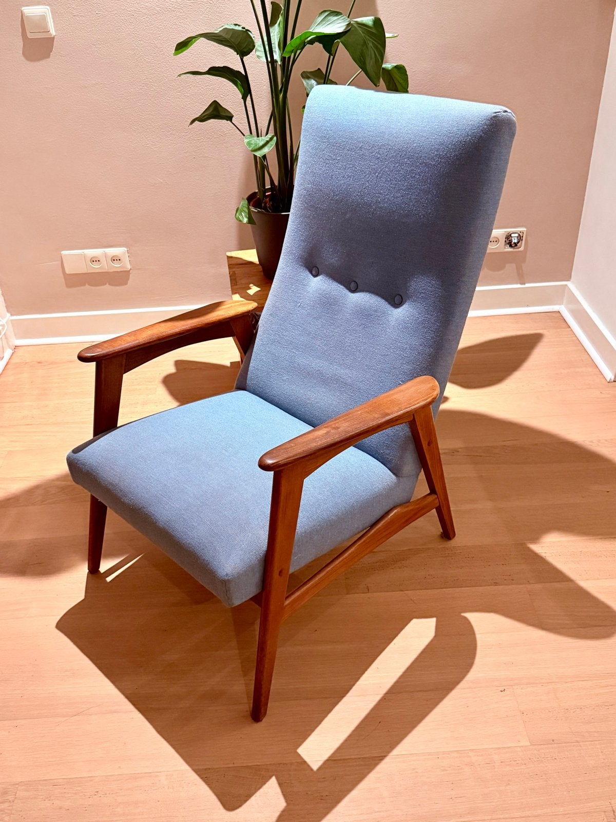 Vintage jaren 50/60 lounge fauteuil - Blauw stof & Hout, Ophalen, Hout, Gebruikt, 50-60