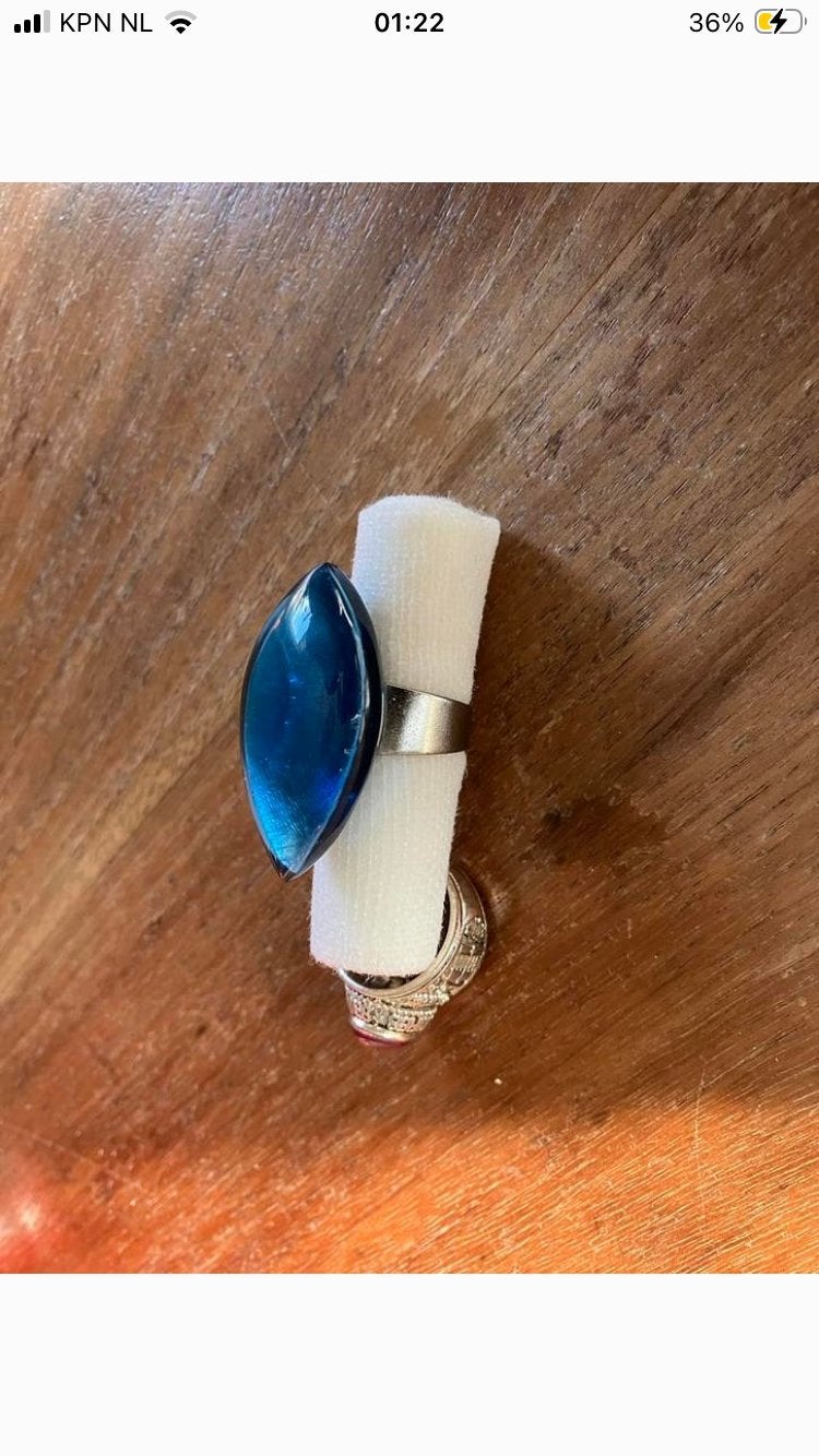Ring met grote blauwe steen., Overige materialen, Gebruikt, Blauw, Ophalen of Verzenden