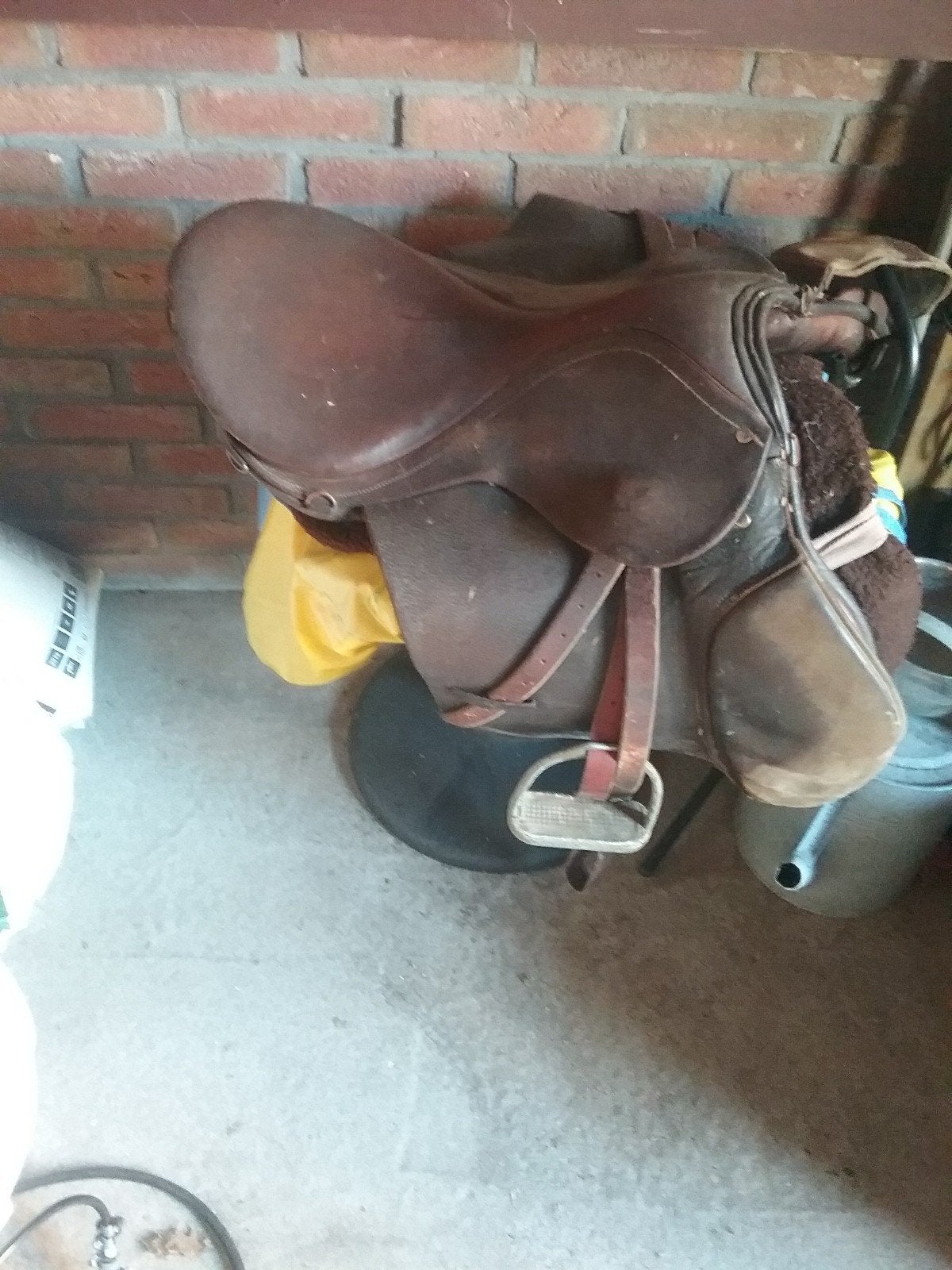 Paardenzadel, Ophalen