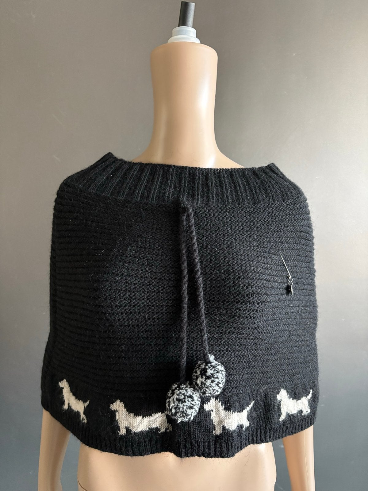 Fornarina zwarte gebreide poncho met teckelprint, Kleding | Dames, Verzenden, Zo goed als nieuw, Maat 38/40 (M), Zwart