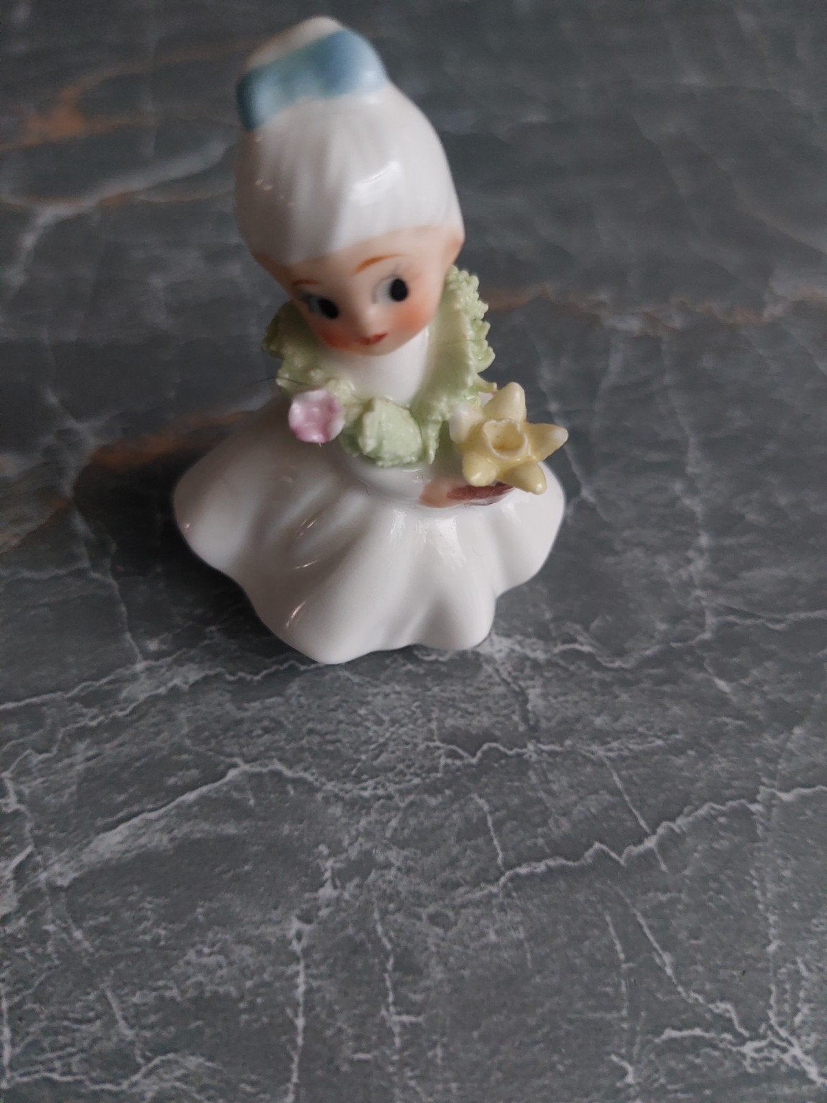 Vintage porseleinen beeldje meisje met bloemen 5 cm, Antiek en Kunst, Antiek | Porselein, Ophalen of Verzenden
