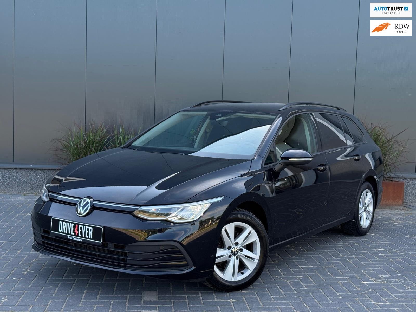 Volkswagen Golf Variant 1.0 eTSI Life Business AUTOMAAT|CLIM, Stof, Gebruikt, Met garantie (alle), 3 cilinders