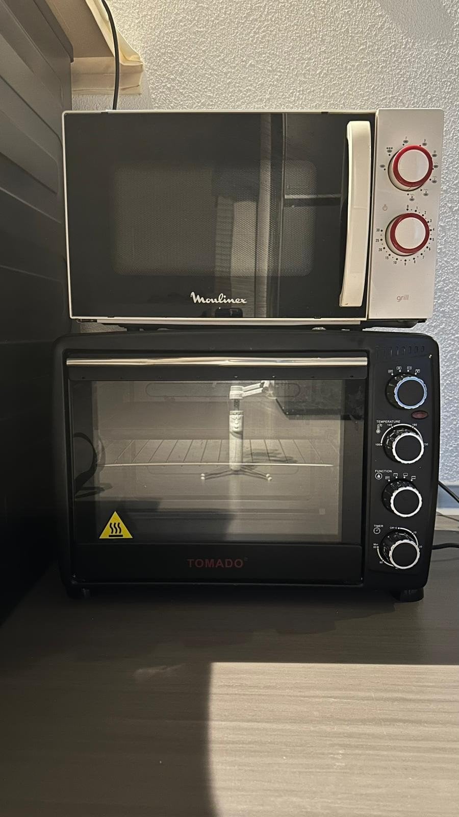 Witte Moulinex magnetron met grill en zwarte Tomado oven, Combimagnetron, Gebruikt, Grill, Ophalen of Verzenden