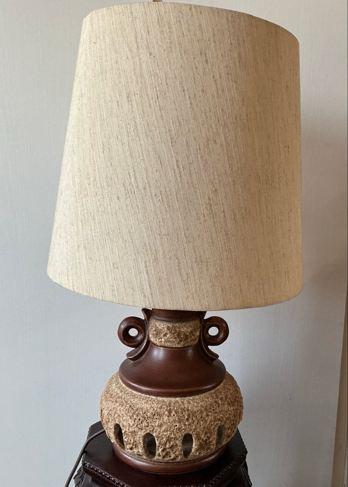 Vintage Tafellamp met Brutalistische Keramische Voet, Huis en Inrichting, Lampen | Vloerlampen, Ophalen, Gebruikt, Keramiek, E27 (groot)