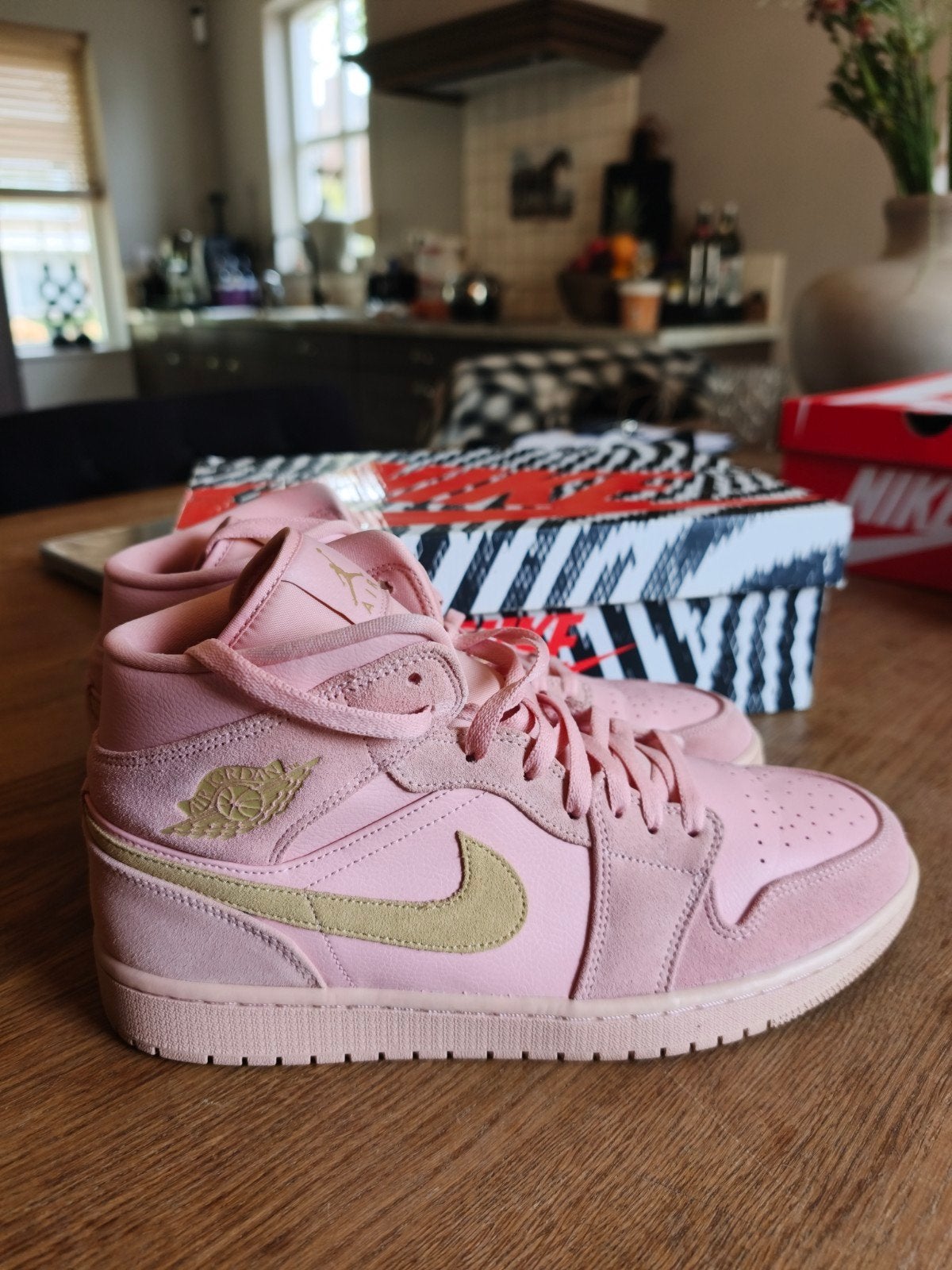 Nike Jordan 1 Mid Coral Gold 2019 maat 46, Ophalen of Verzenden, Nieuw, Overige kleuren
