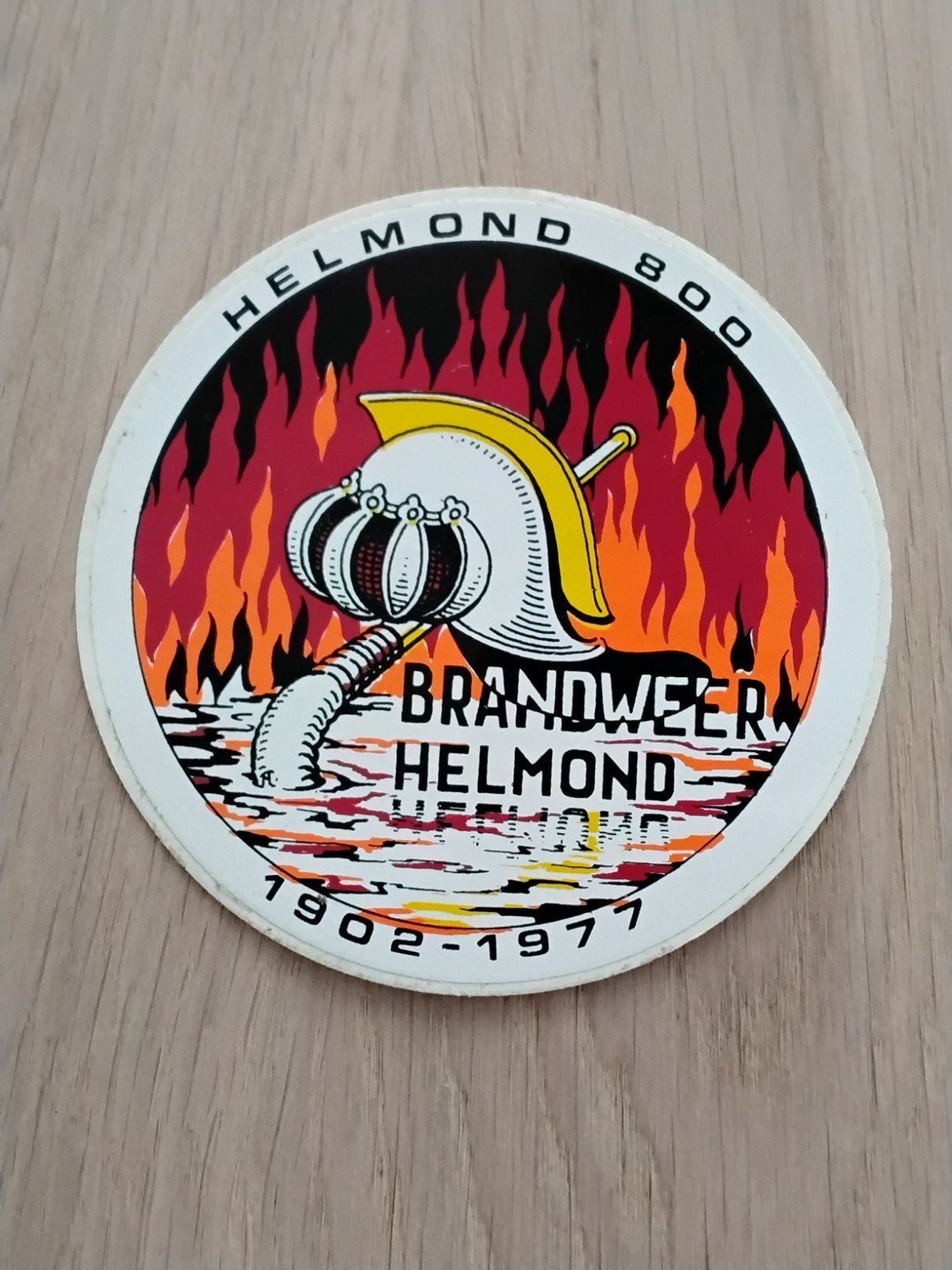 brandweer Helmond 1902- 1977 sticker, doorsnee 10 cm., Ophalen, Zo goed als nieuw