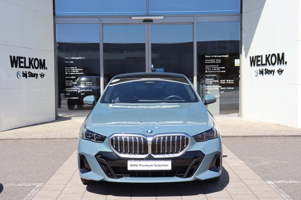 BMW 5 Serie 550e xDrive M Sport Automaat / Panoramadak / Ach, Gebruikt, Origineel Nederlands, Bedrijf, 489 pk