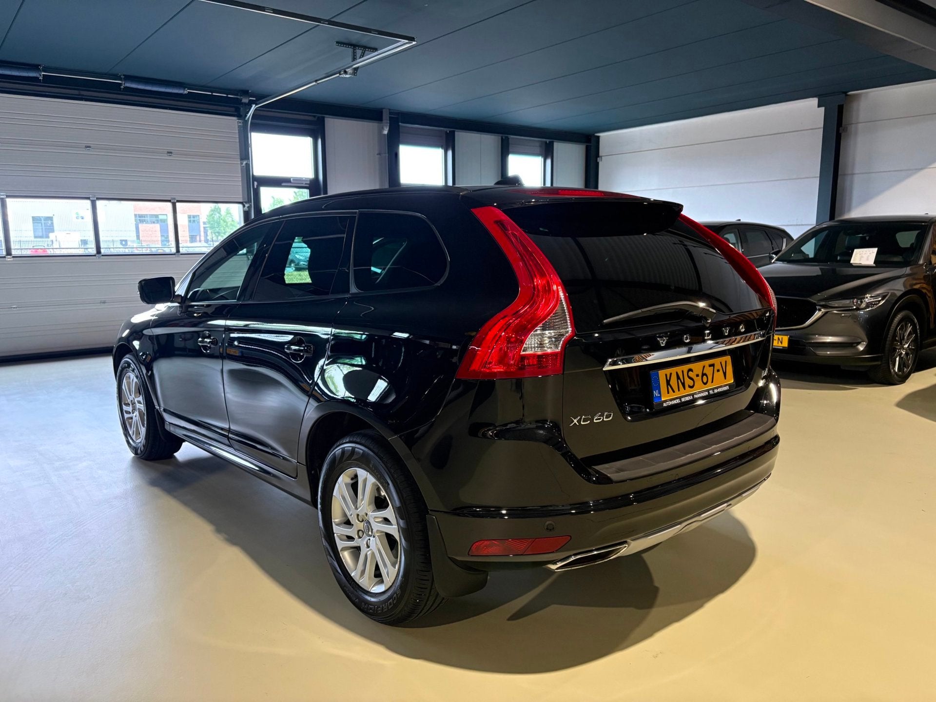 Volvo XC60 2.4 D4 Kinetic Trekhaak Camera Elektr achterklep, Auto's, Volvo, Dealer onderhouden, Gebruikt, 2000 kg, Leder en Stof
