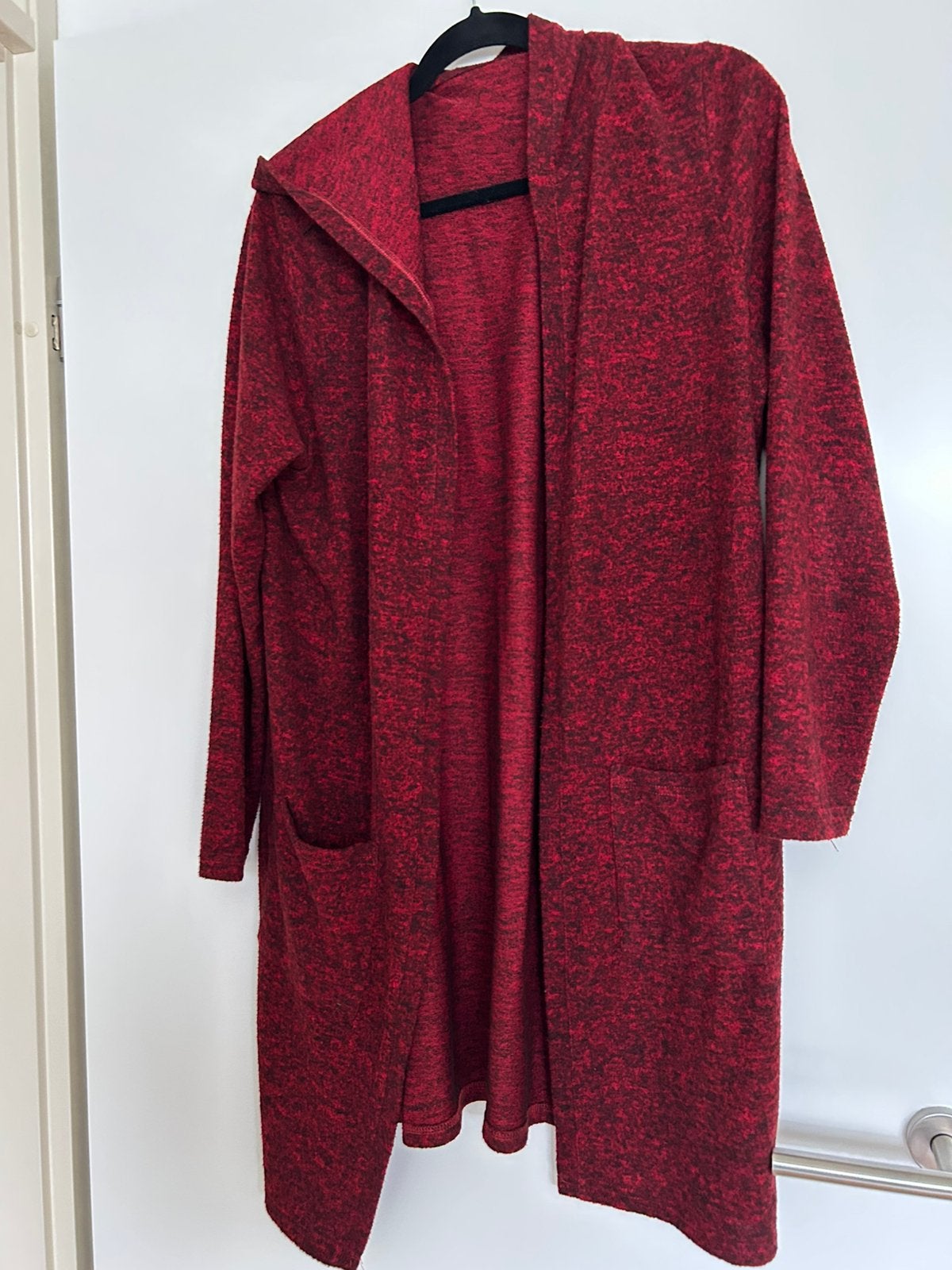 Vest met capuchon/ Kleur rood gemêleerd met zwart, Kleding | Dames, Ophalen of Verzenden, Gedragen, Maat 42/44 (L), Rood