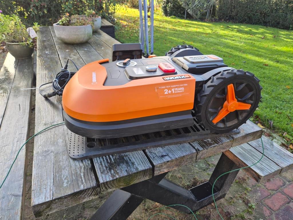 Te koop Worx Landroid WR147E.1 L1000, Ophalen, Minder dan 30 cm, Zo goed als nieuw, Accu-grasmaaier