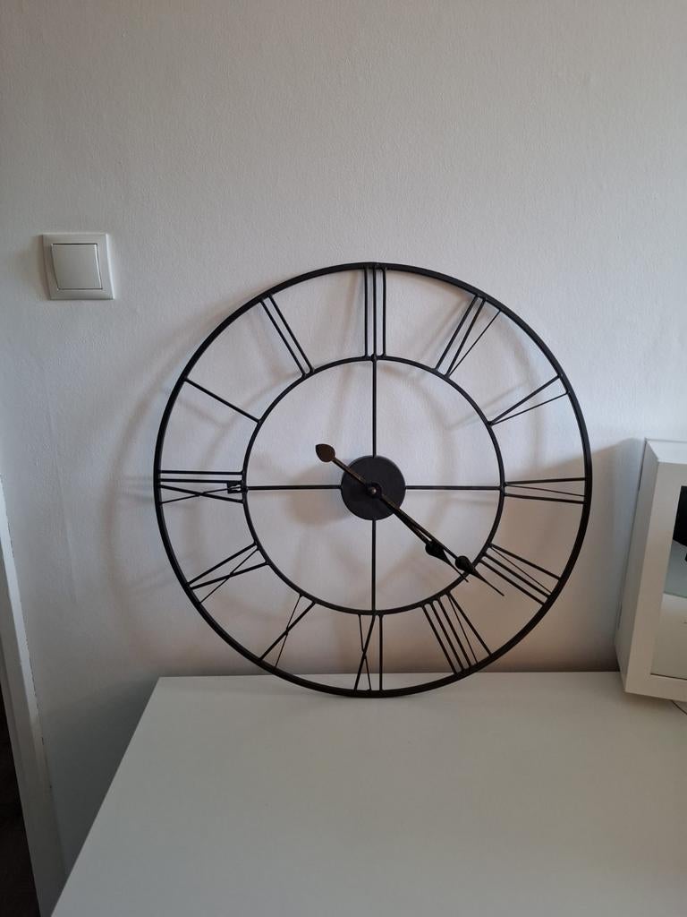 Metalen zwarte wandklok met Griekse cijfers, Ophalen