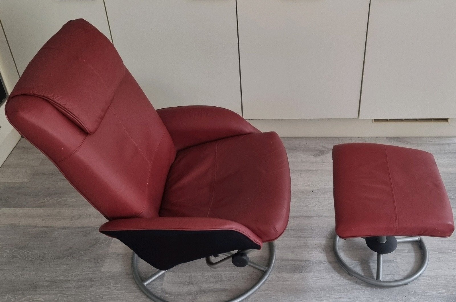 Rode leren IKEA relaxfauteuil met voetenbank, Ophalen, Gebruikt, 75 tot 100 cm, Modern, comfortabel