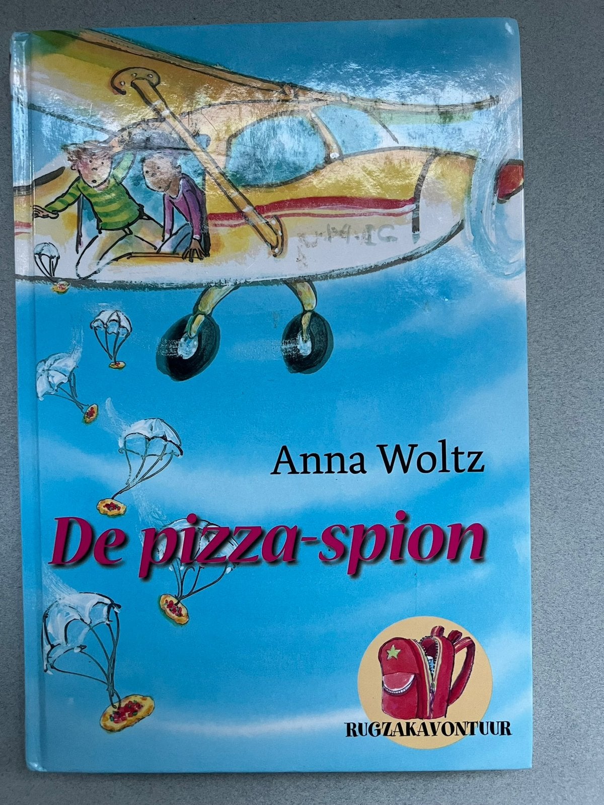 Anna Woltz - De Pizza-spion, Ophalen of Verzenden, Zo goed als nieuw, Fictie algemeen