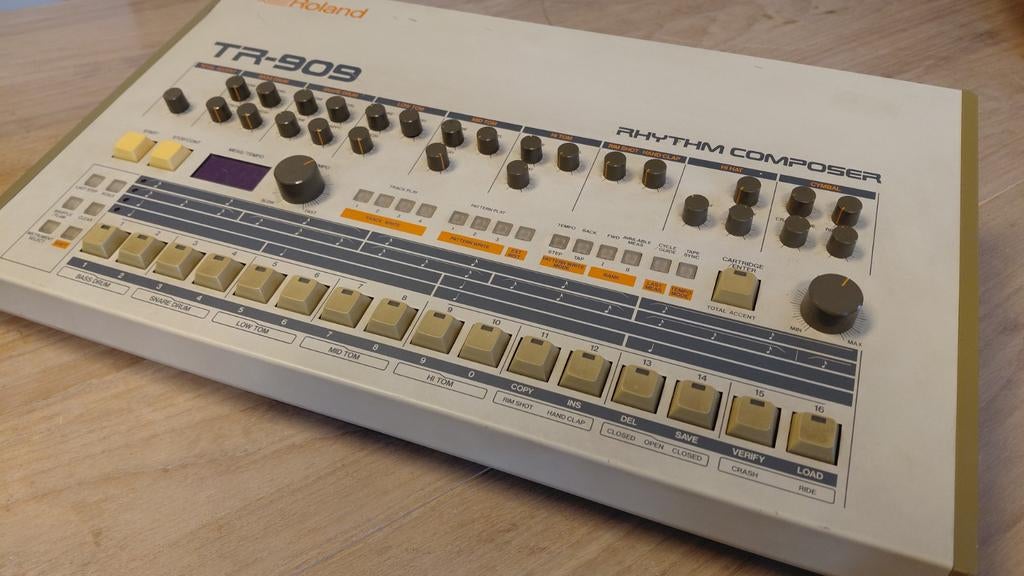 Roland TR-909, Ophalen, Roland