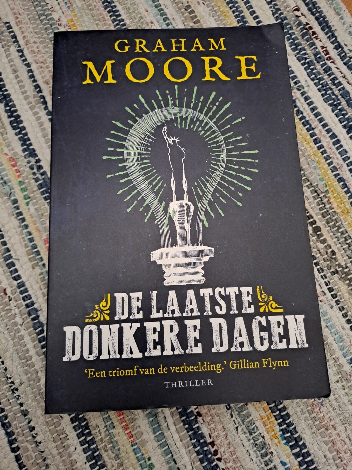 Graham Moore - De laatste donkere dagen, Ophalen of Verzenden, Zo goed als nieuw, Graham Moore