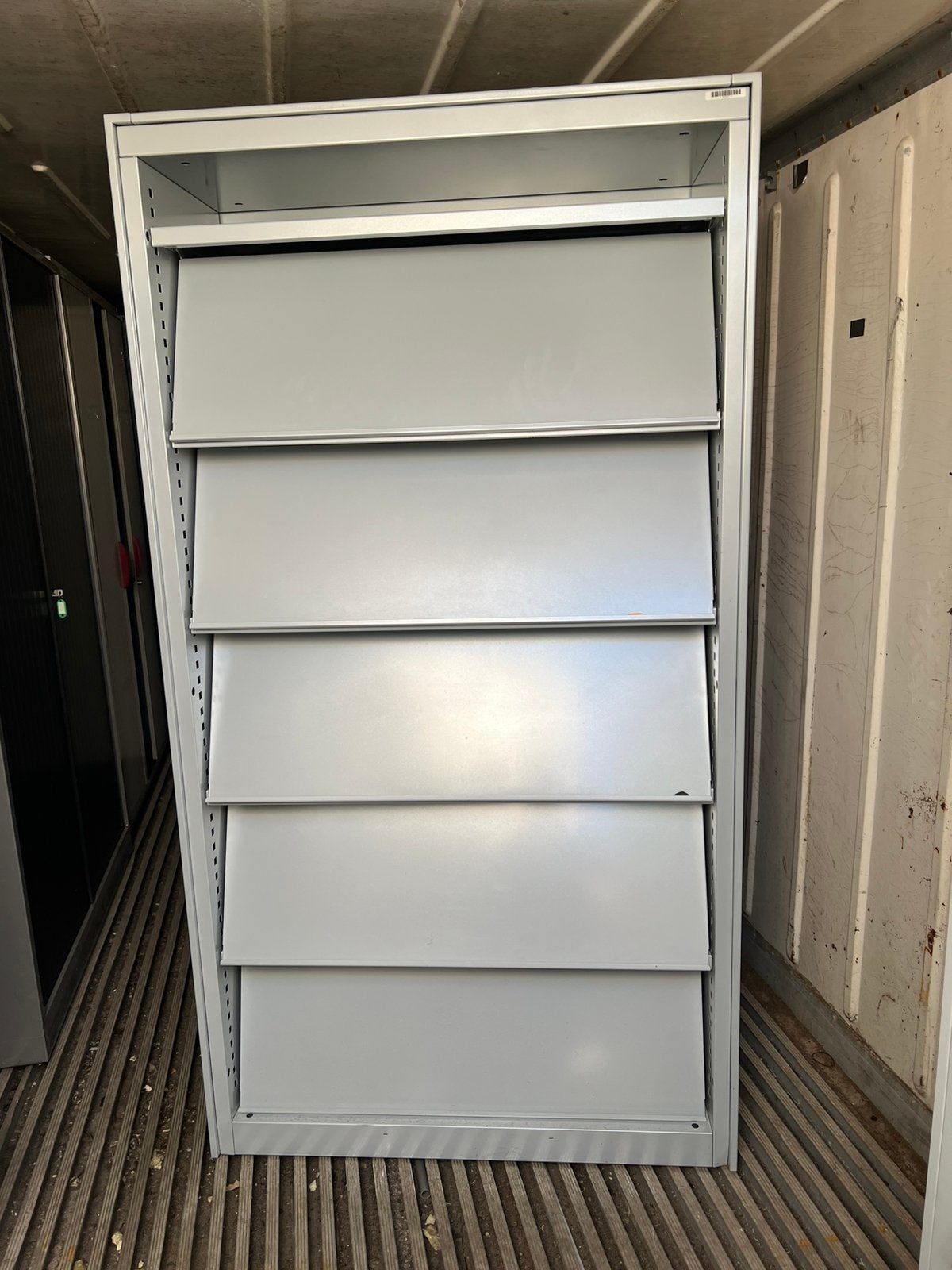 Metalen kleppenkast, Ophalen