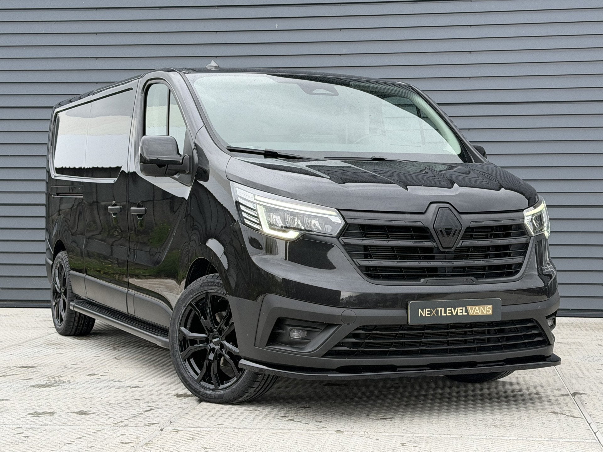 Renault Trafic 2.0 Blue dCi 150 PK T30 L2H1 | Leder Diamond, Auto's, Bestelauto's, Voorwielaandrijving, 15 km/l, Gebruikt, 4 cilinders