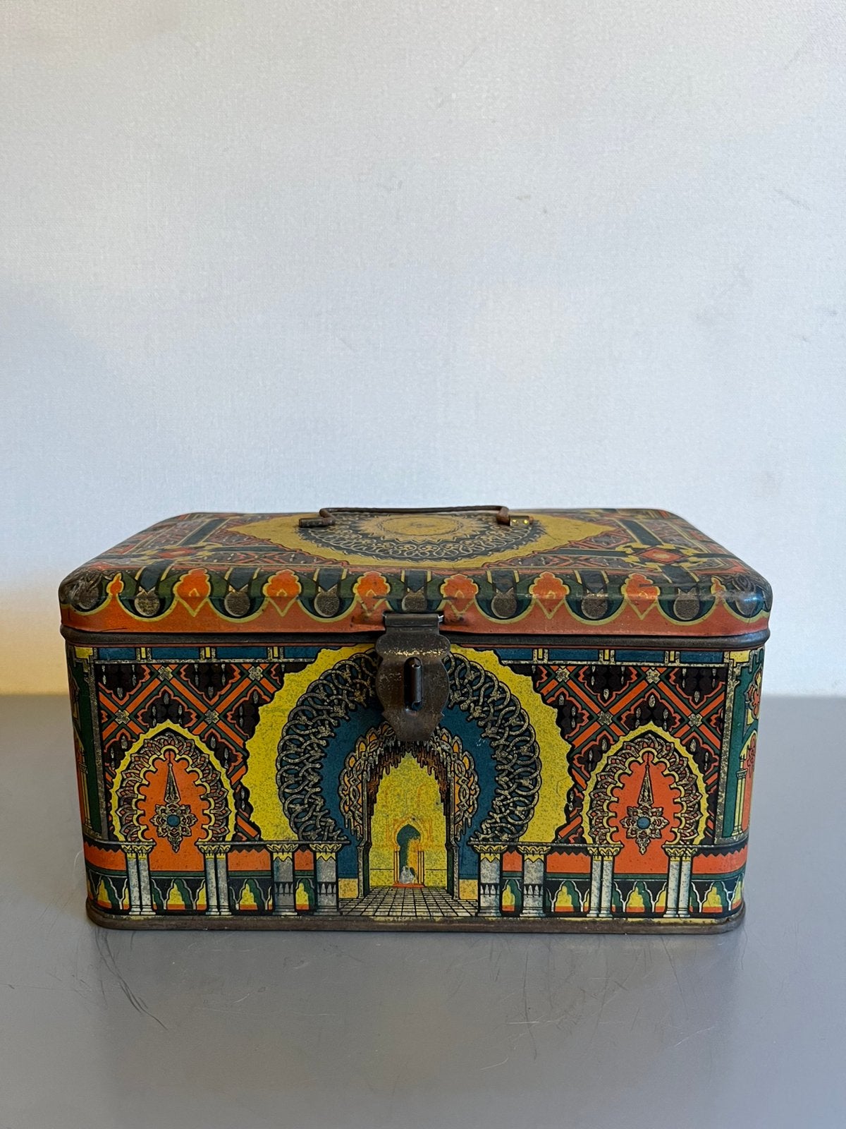Blikken doos met handvat en sluiting en Arabische decoratie, Verzamelen, Blikken, Ophalen of Verzenden