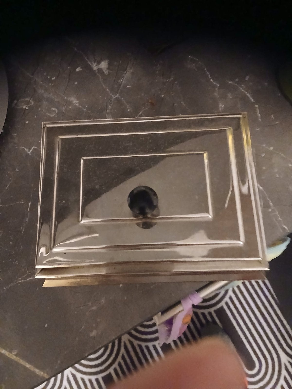 Zilverkleurige tabaksdoos met deksel, Antiek en Kunst, Ophalen of Verzenden, Zilver