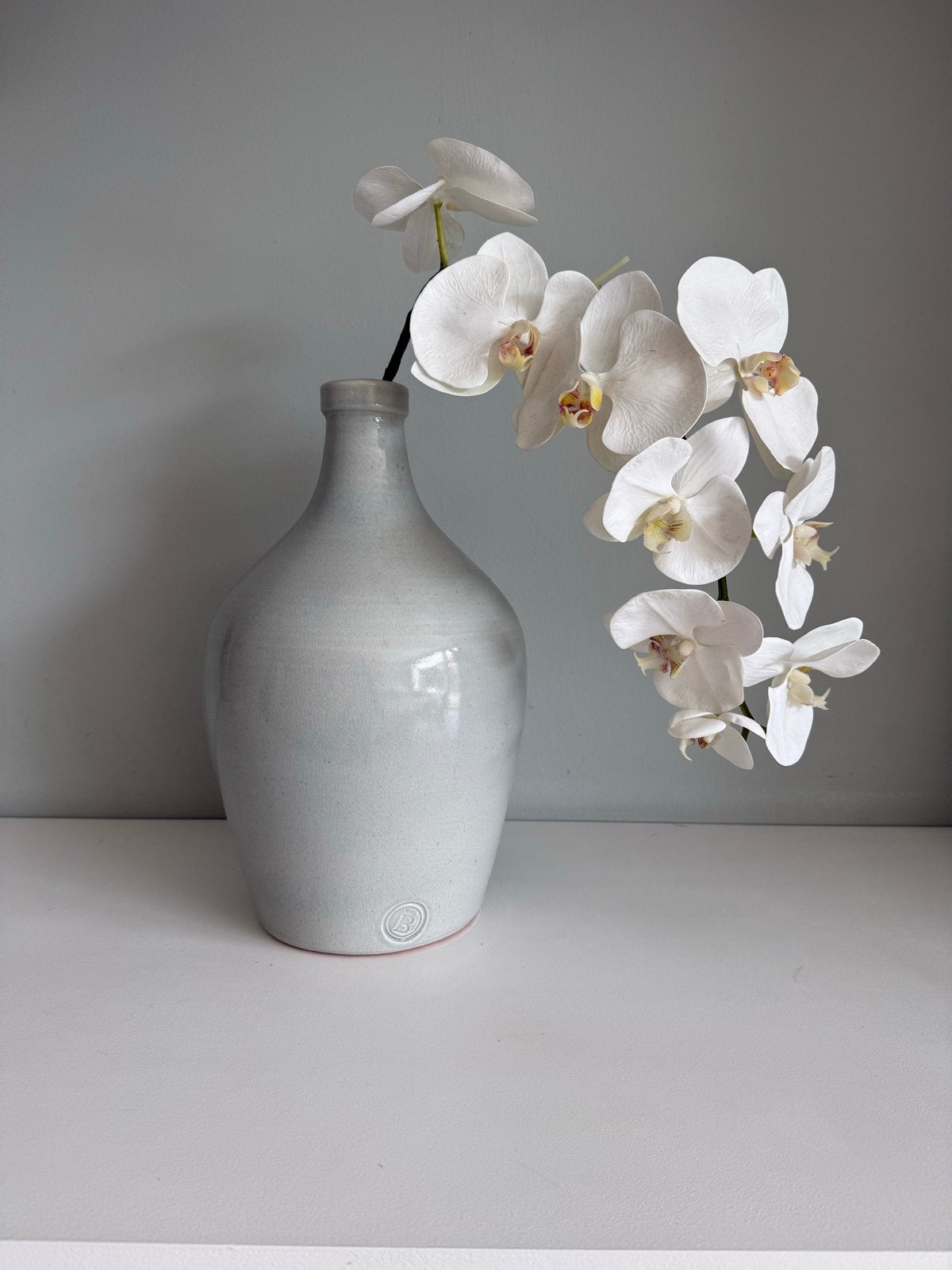 Grote Vaas van Bloom met orchideeën en 2 kandelaars, Gebruikt, Inclusief decoratie, Ophalen of Verzenden, Steen/keramiek