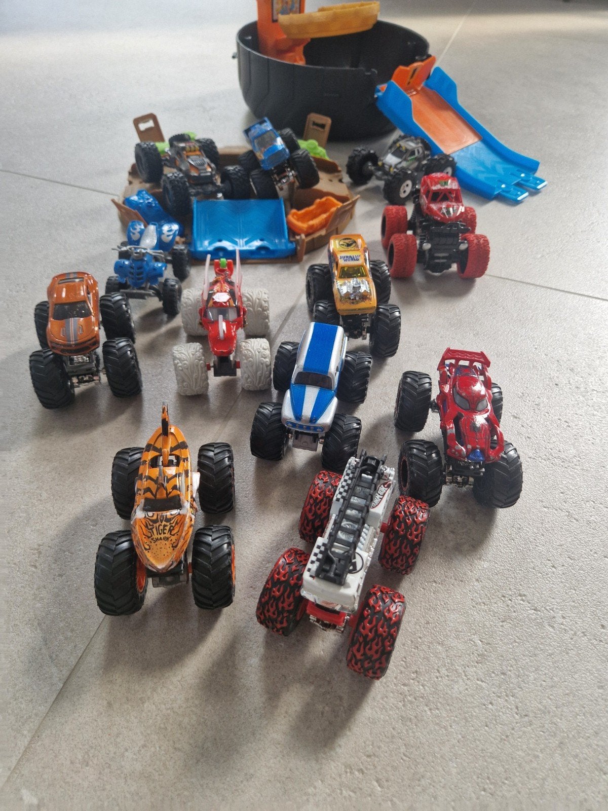 Hot Wheels Monster Trucks speelset met 15 trucks, Ophalen, Gebruikt