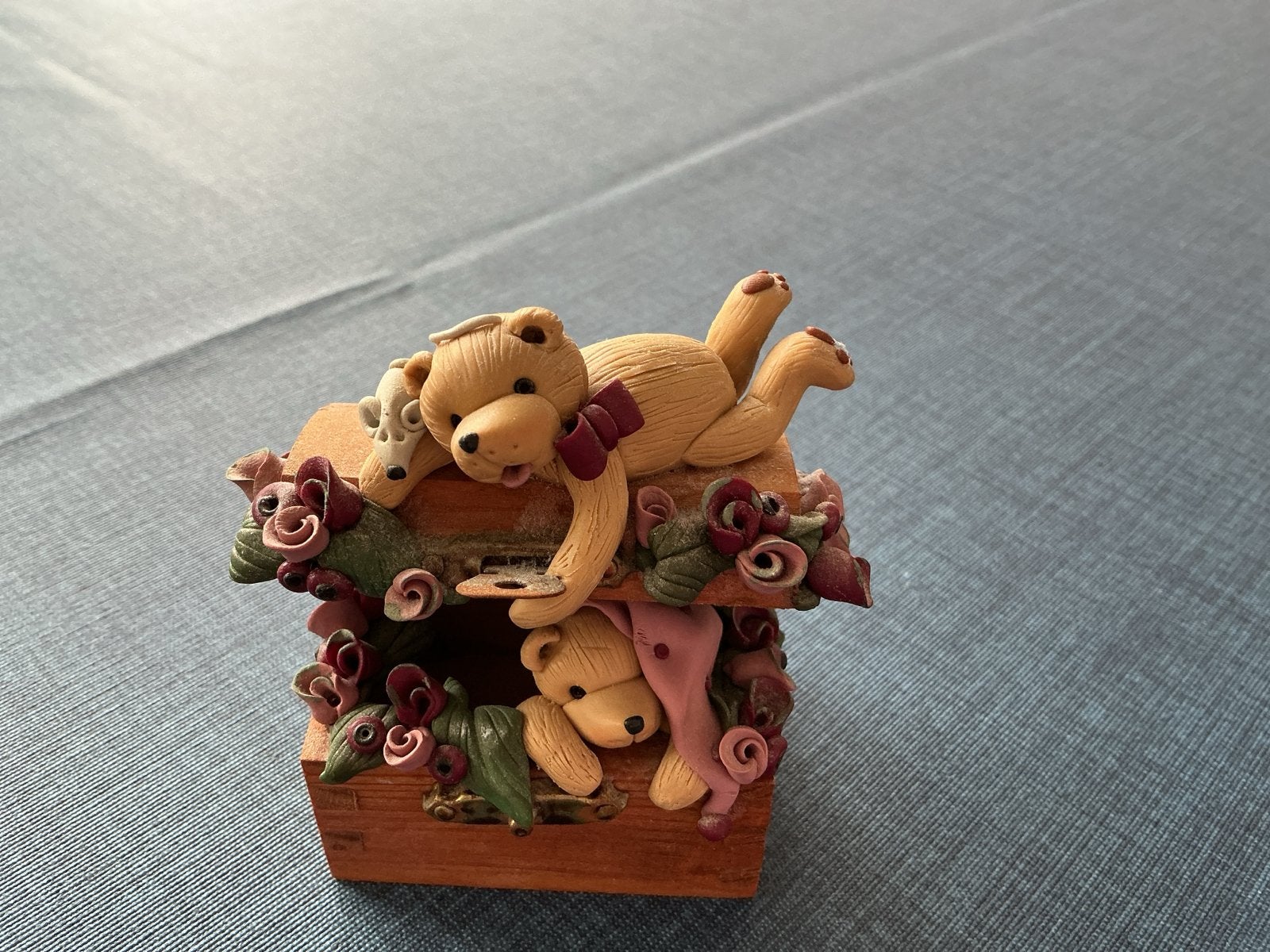 Handgemaakt Fimo klei beertjes doosje met roosjes, Verzamelen, Beelden en Beeldjes, Ophalen of Verzenden, Nieuw, Dier