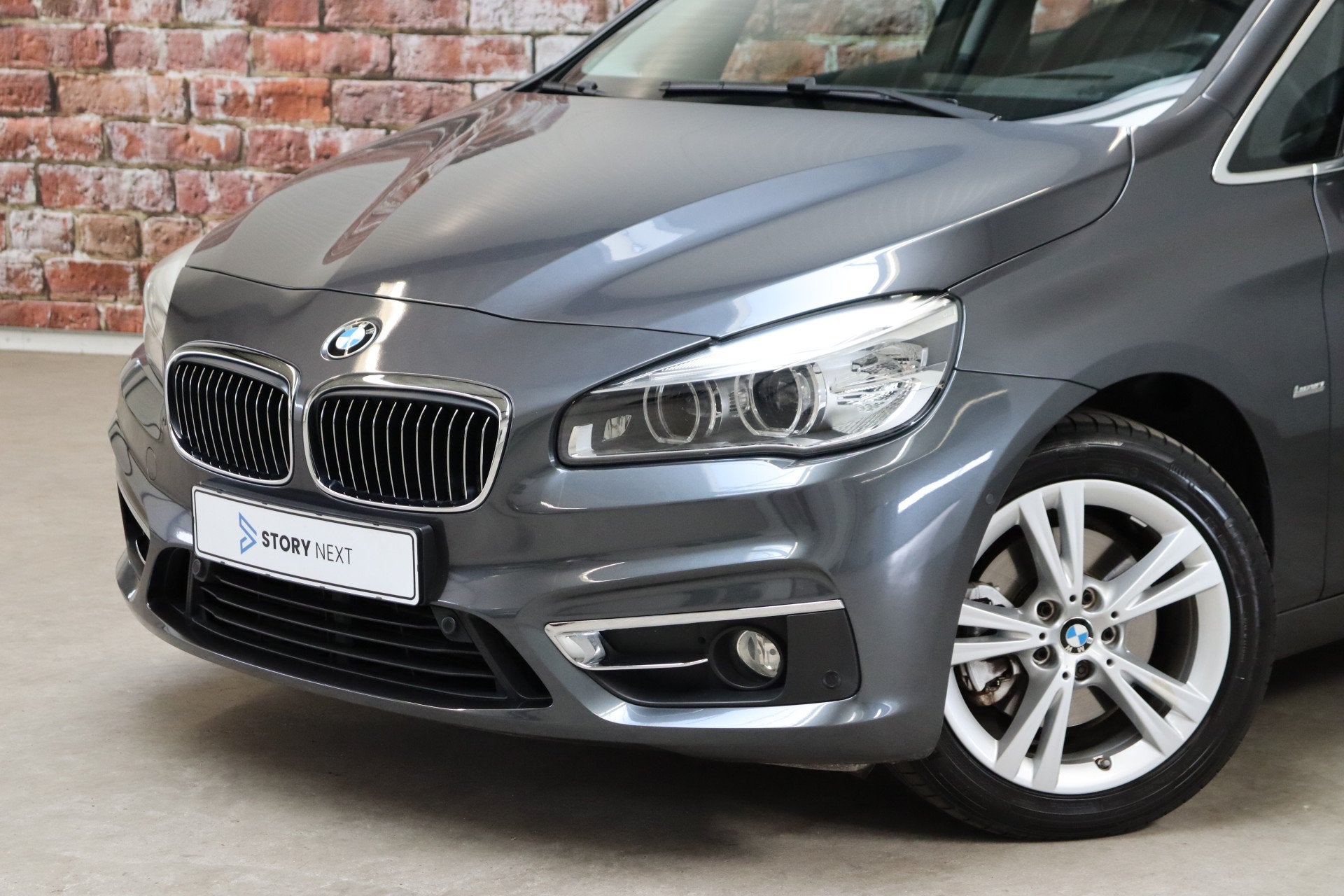 BMW 2 Serie Active Tourer 220i High Executive Luxury Line Au, Auto's, 730 kg, Gebruikt, 1405 kg, Zilver of Grijs