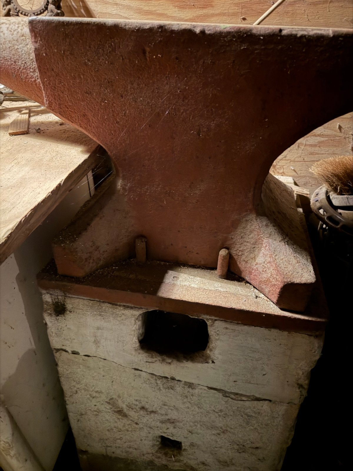 Groot zwaar aambeeld op betonnen blok, Doe-het-zelf en Verbouw, Gereedschap | Handgereedschap, Ophalen, Gebruikt, Overige typen