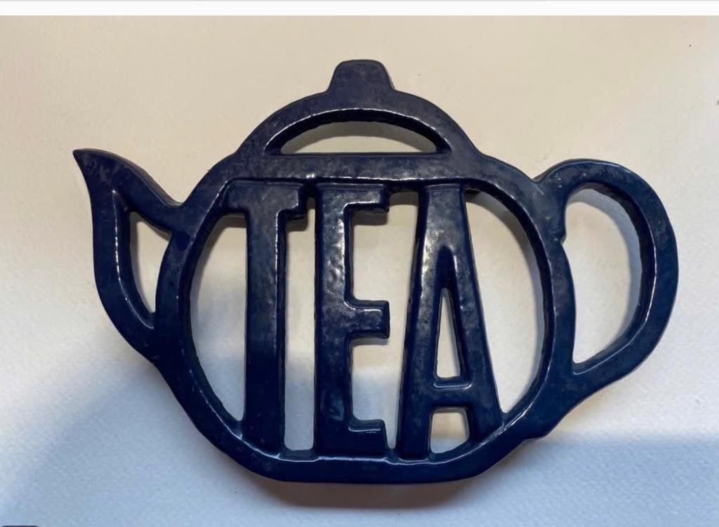 Metalen onderzetter “Tea” / 18 x 12,5 cm, Antiek en Kunst, Curiosa en Brocante, Ophalen of Verzenden