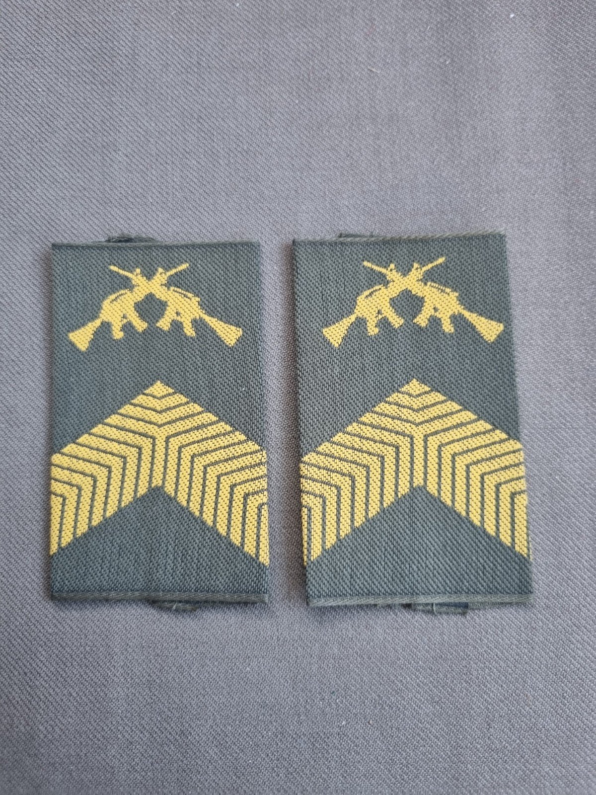 rangen gvt korporaal olk (gele wapens), Verzamelen, Ophalen of Verzenden, Landmacht, Nederland, Embleem of Badge