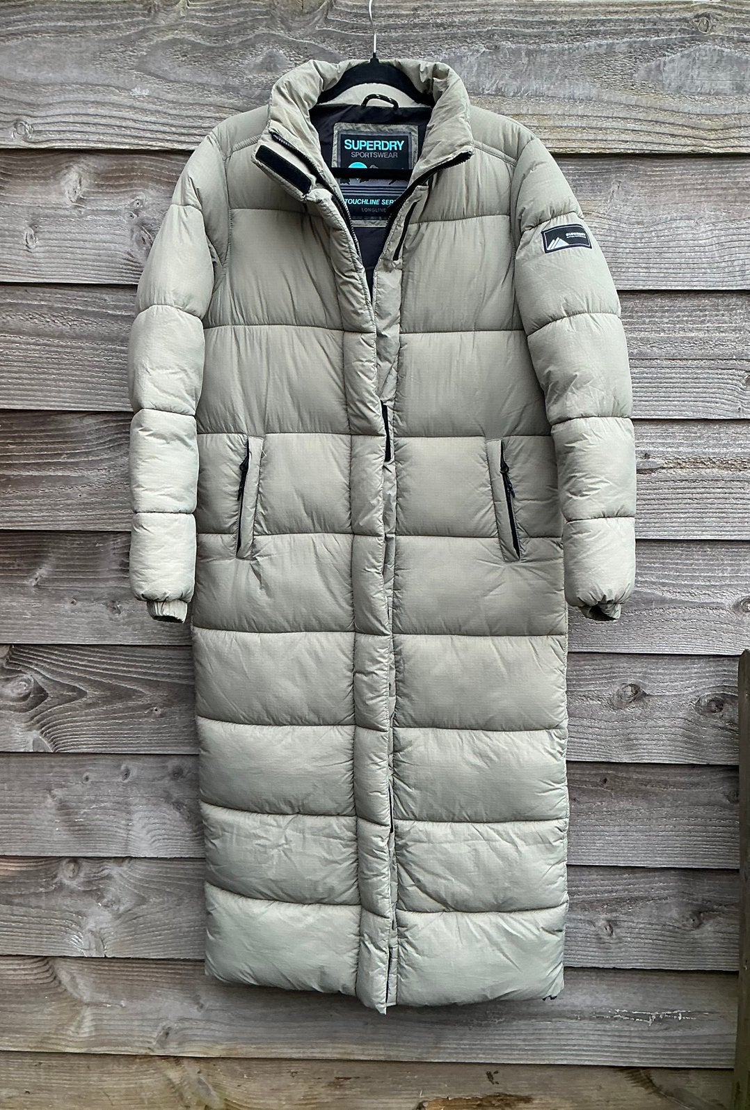 Nieuwe Superdry maxi lange puffer jas Maat L, Ophalen of Verzenden, Nieuw, Maat 42/44 (L), Beige
