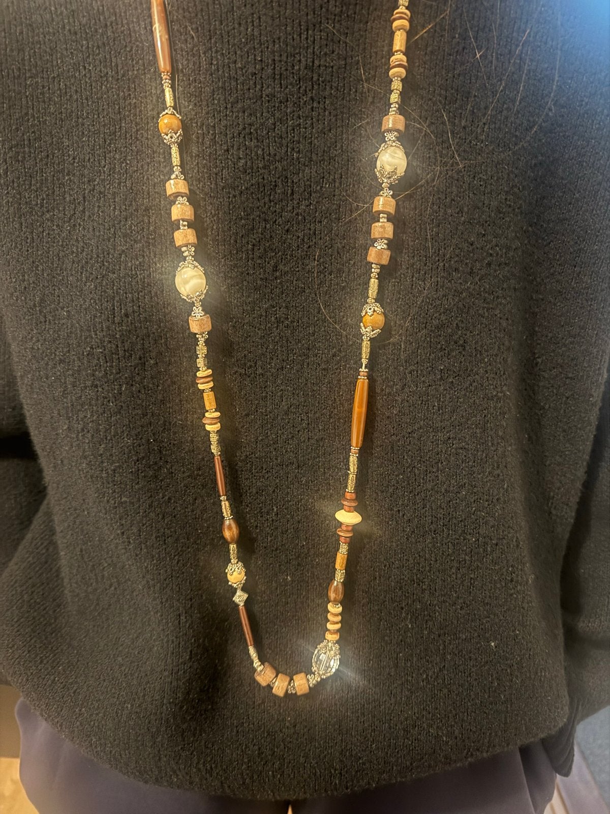 Lange houten kralen ketting met zilverkleurige accenten, Ophalen of Verzenden, Zo goed als nieuw, Bruin, Overige materialen