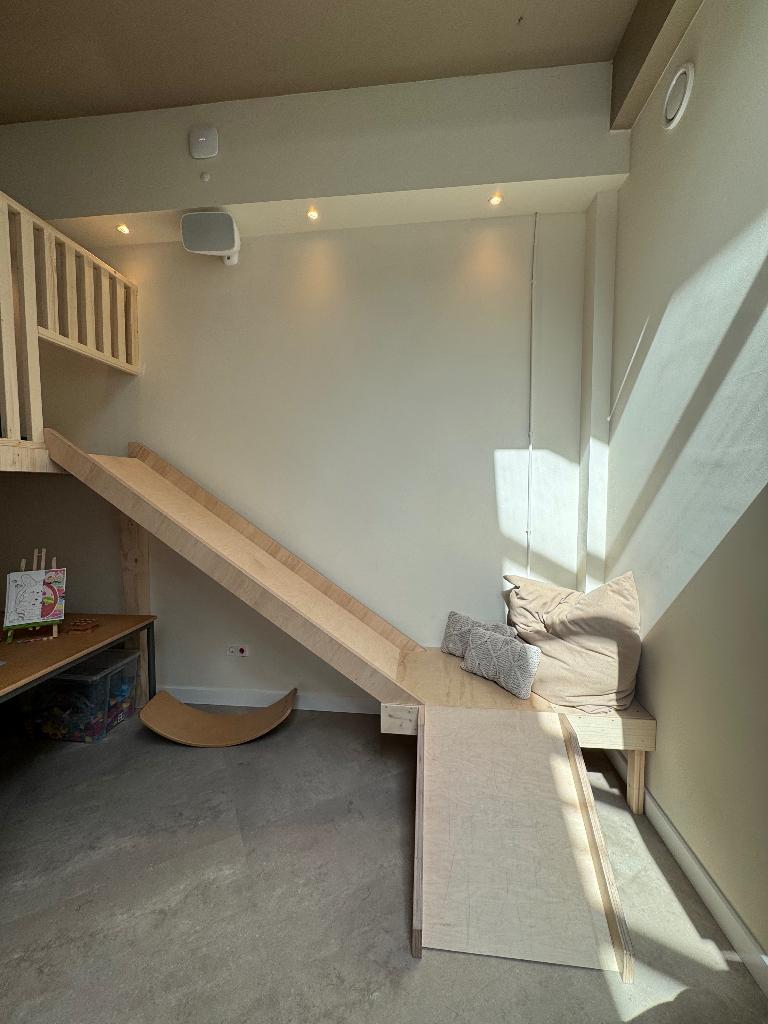 Kindermeubel Hout maatwerk met glijbaan, Ophalen, Nieuw, Jongetje of Meisje