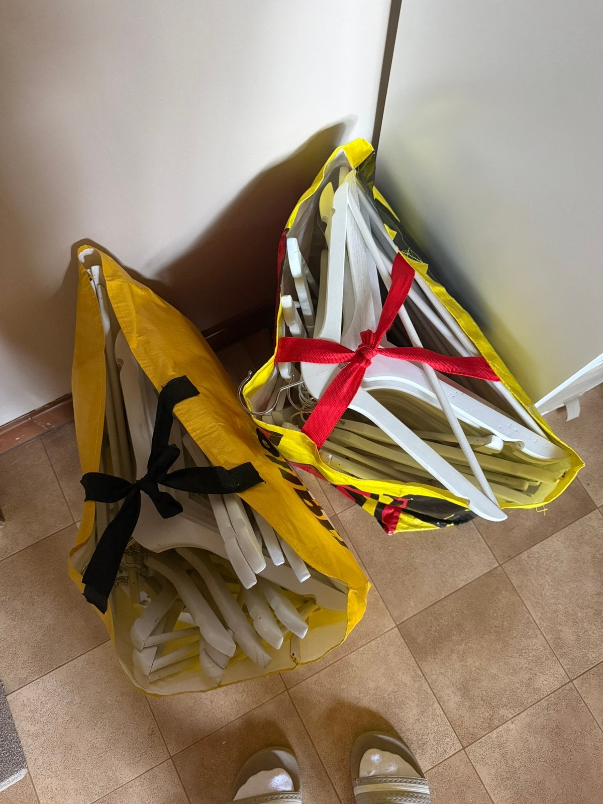 2 tassen vol houten kledinghangers, Kleding | Dames, Ophalen, Zo goed als nieuw, Hout