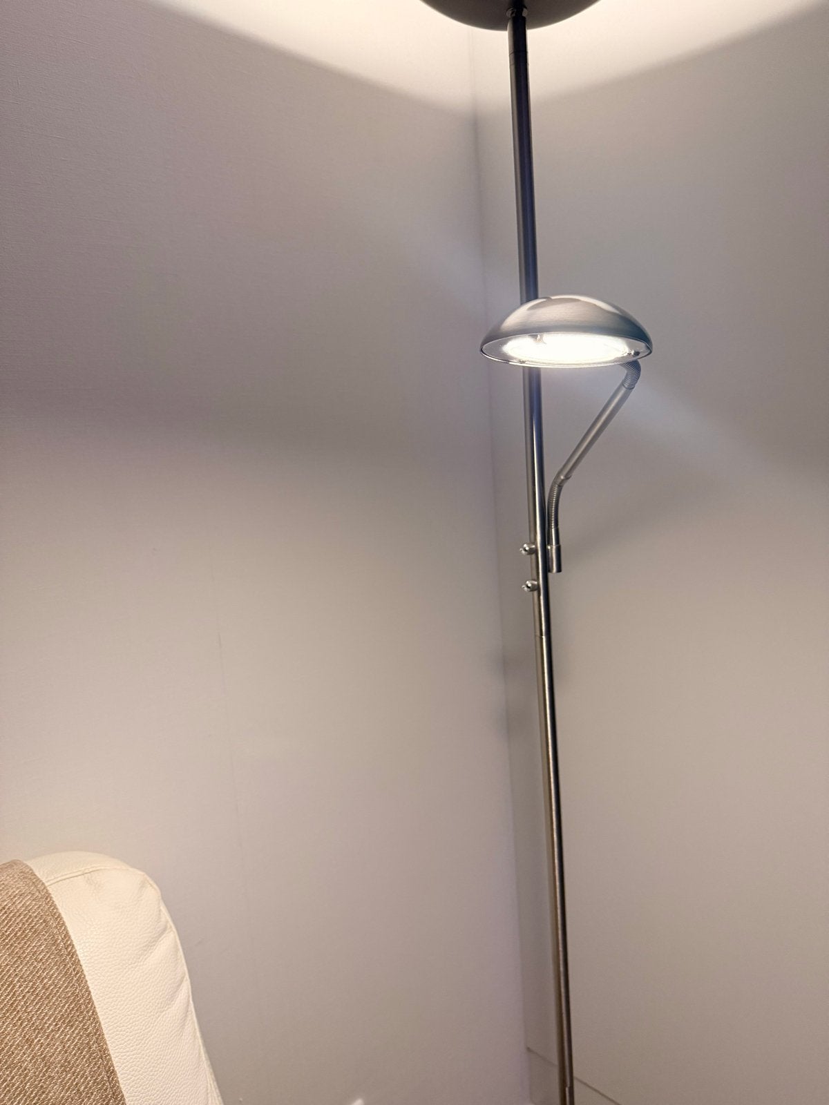 Stijlvolle vloerlamp met leeslamp - Zilverkleurig metaal, Huis en Inrichting, Lampen | Vloerlampen, Ophalen, Overige fittingen