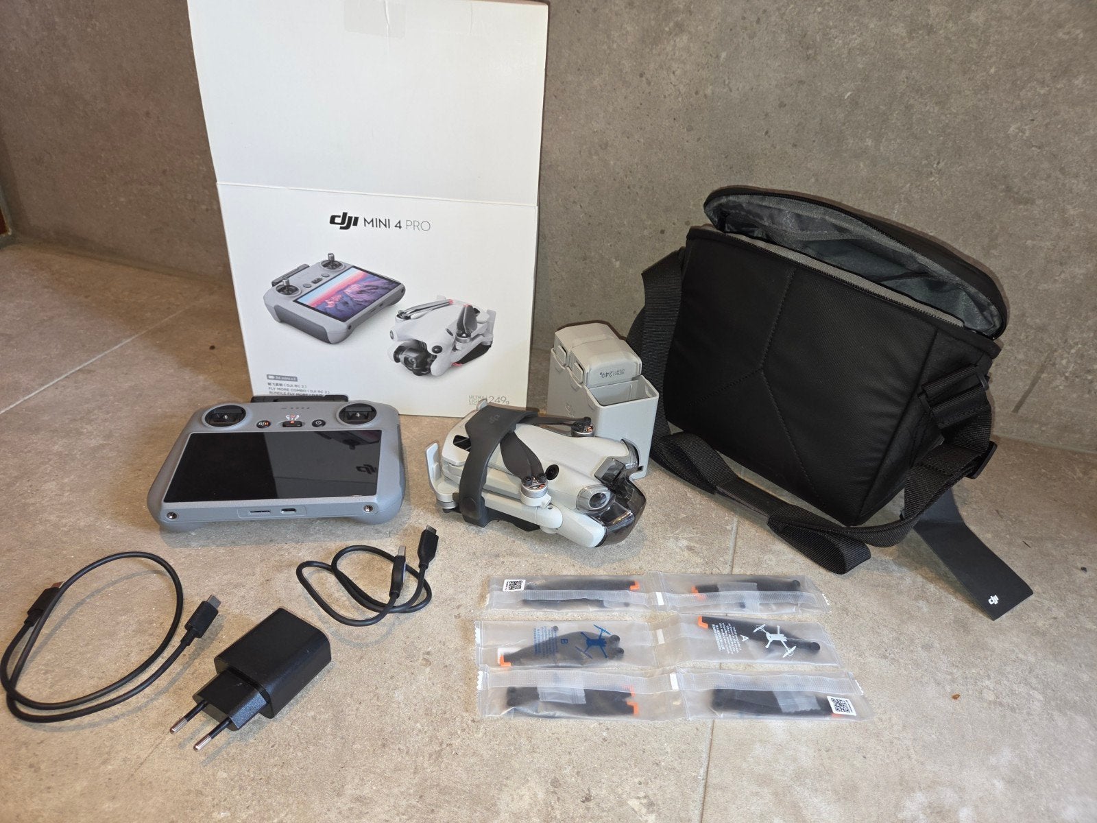DJI Mini 4 Pro Fly More Combo - als nieuw, 30 tot 45 minuten, Extra accu('s), Ophalen of Verzenden, Zo goed als nieuw