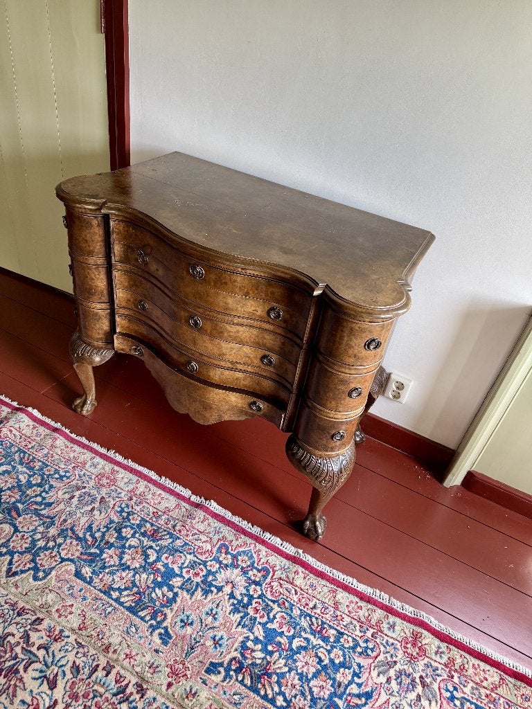 Wortelnoten orgelgebogen commode met klauwpoten, Antiek en Kunst, Ophalen