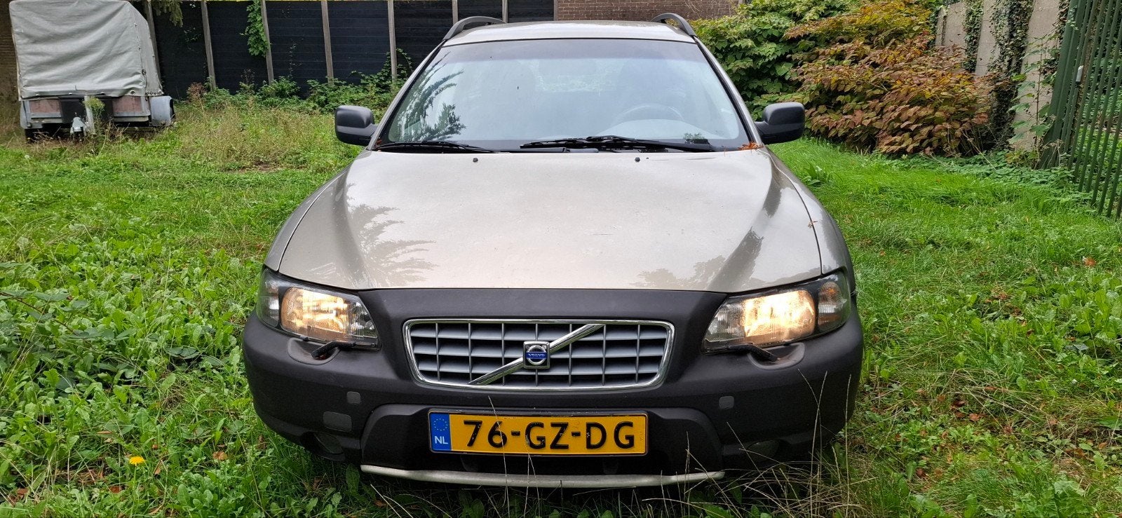Volvo V70 2.4 T XC 4WD AUT 2001 Beige, Auto's, Automaat, 1800 kg, 1657 kg, Beige
