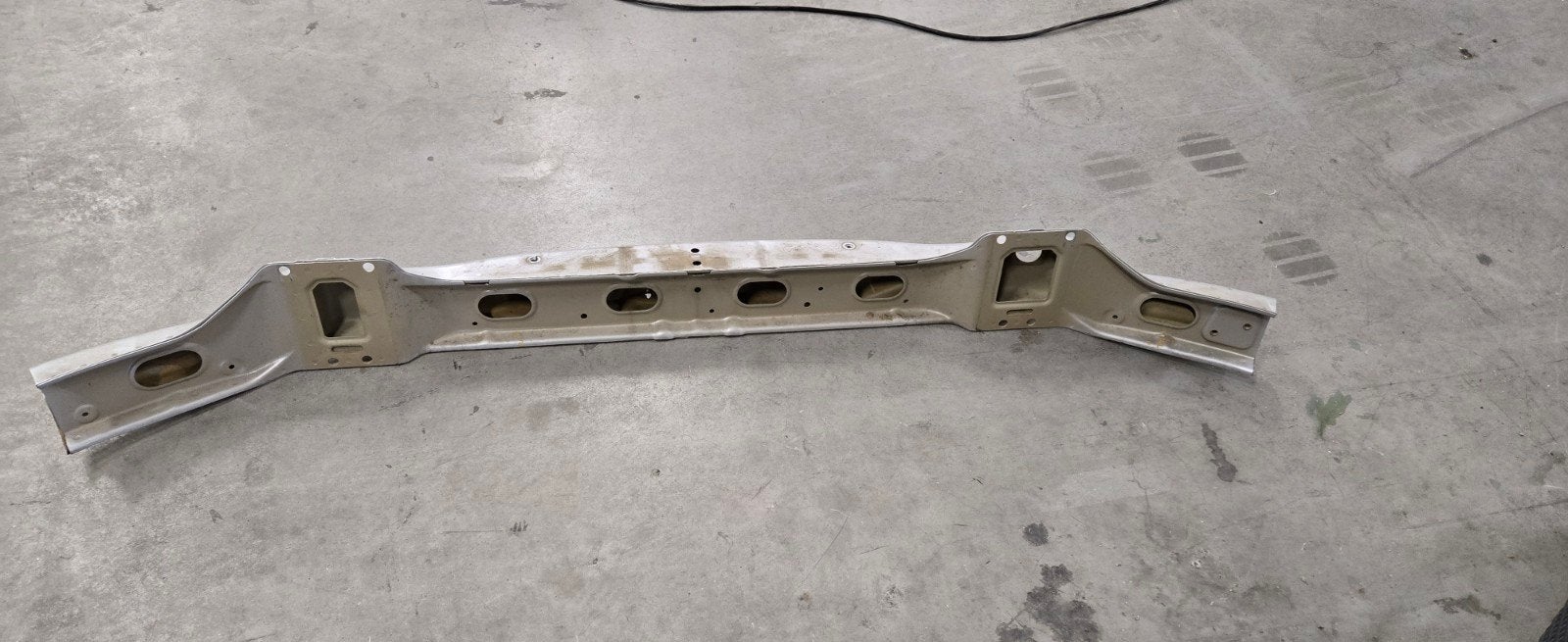 Bumperbalk voorzijde Mercedes-Benz Sprinter W907 2022, Gebruikt, Voor, Mercedes-Benz, Ophalen of Verzenden