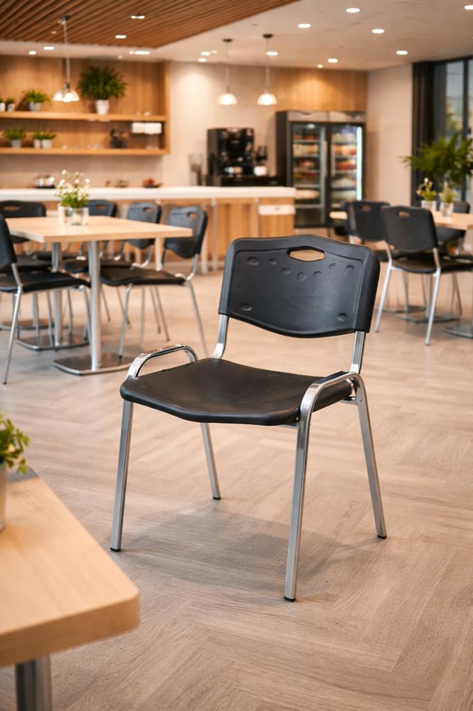 Stapelbare Kantinestoelen - Grijs en Zwart met Chrome Poten, Ophalen, Kunststof, Gebruikt, Grijs