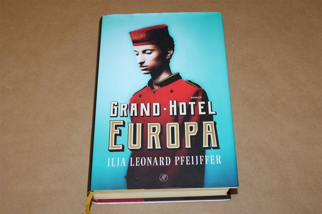 Grand Hotel Europa. 19e dr 2020., Boeken, Literatuur, Ophalen of Verzenden, Gelezen