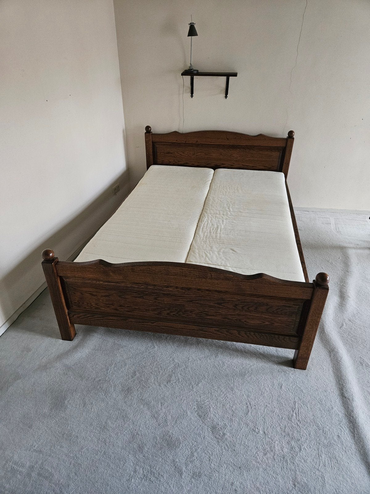 Massief houten tweepersoonsbed met verstelbare lattenbodems, Ophalen, Bruin, Tweepersoons, 200 cm