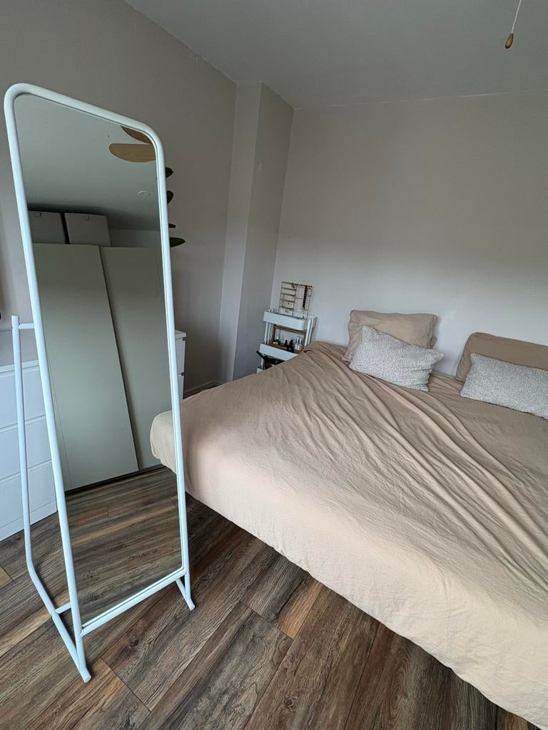 IKEA Knapper staande spiegel met kledingrek, Minder dan 50 cm, Ophalen of Verzenden, Zo goed als nieuw, 150 tot 200 cm