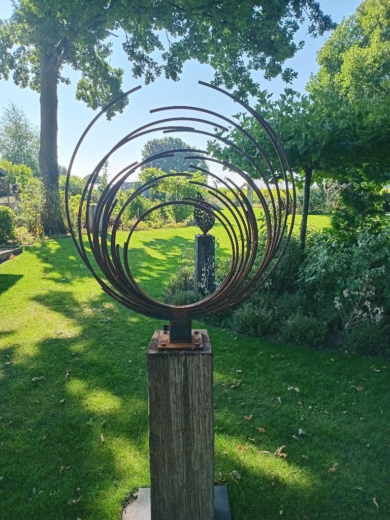 IJzeren sculptuur op hardhouten sokkel, Handgemaakt, Ophalen of Verzenden, 1 meter - 2 meter, Beeld