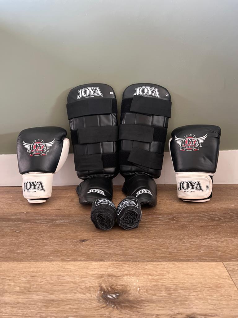 Joya (kick)bokshandschoenen, scheenbeschermers en bandages, Ophalen, Gebruikt, Bokshandschoenen