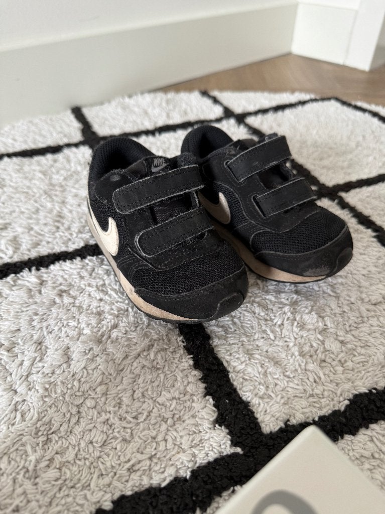Heel goed zwart Nike MD Runner 2 sneakers schoenen 23 (half), Jongen of Meisje, Schoenen, Ophalen of Verzenden, Zo goed als nieuw