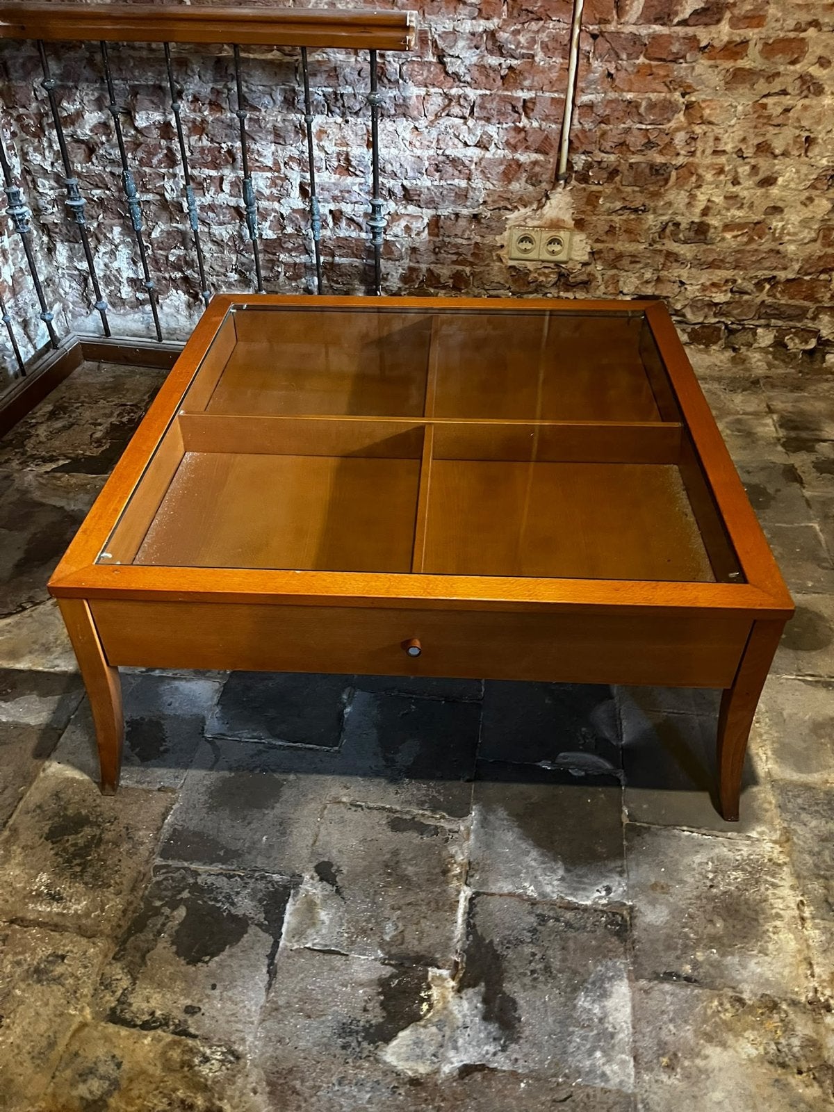 Ligne Roset salontafel met glazen blad en laden. Kersenhout., Ophalen, Gebruikt, 50 tot 100 cm, Vierkant