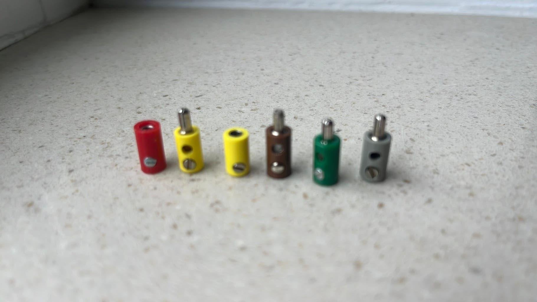 Modelspoor stekkers 2,5 mm met dwarsgat.zie omschrijving, Hobby en Vrije tijd, Overige merken, Transformator of Voeding, Gelijkstroom of Wisselstroom